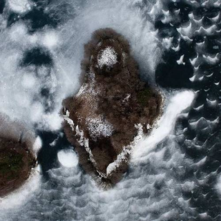 Illustration for article titled Otherworldly Winter Photos Captured Dangerously - While Paragliding